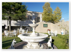 北菓楼砂川本店 洋風庭園。北菓楼砂川本店電話:0125-53-1515