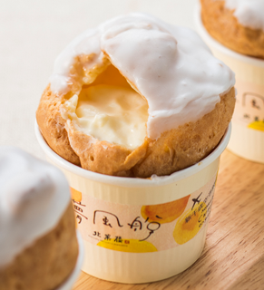 北海道は新千歳空港にある北菓楼直営店の北菓楼新千歳空港店限定商品、カップシュークリーム夢風船(ゆめふうせん)。テレビ朝日系列の番組シルシルミシルさんデーでご紹介頂きました。シルシルミシルさんデーでは「空港職員が自腹でも買いたいお土産スイーツ」特集の「第2位」に北菓楼新千歳空港店限定カップシュークリーム夢風船(ゆめふうせん)が選ばれました。