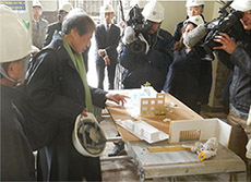 ▲旧文書館別館で模型の確認をする安藤忠雄氏